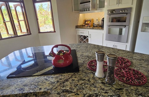 Heywoods Park House | Spacious Platinum Coast ranch villa with pool & AC close to the beach