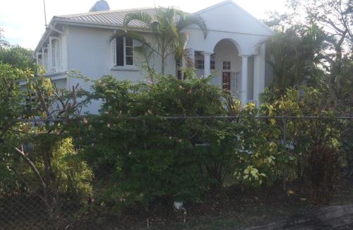 Mount Standfast Villa | Spacious White House Villa 1 minute to sandy beaches