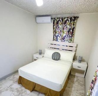 Dover House | Steps 2 Beach - 5 Bedroom 3 Bathroom Villa