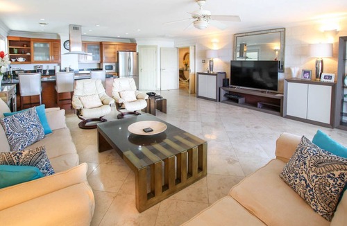 Old Trees Bay Apartment | Stunning 2-bed Beachfront Condo on Payne's Bay