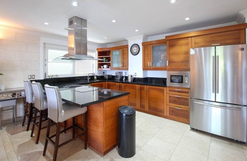 Old Trees Bay Apartment | Stunning 2-bed Beachfront Condo on Payne's Bay