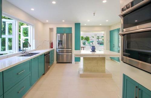 Gibbes House | Stunning 3-bed Villa 2 Mins to Beach - Coral House