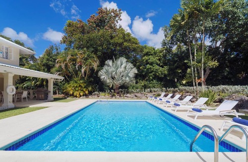 Gibbes House | Stunning 3-bed Villa 2 Mins to Beach - Coral House
