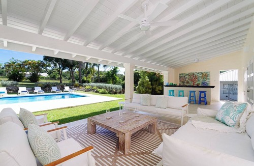 Gibbes House | Stunning 3-bed Villa 2 Mins to Beach - Coral House