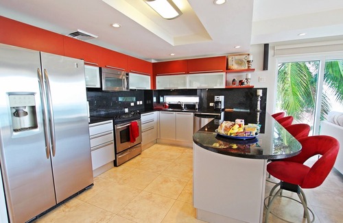 Maxwell Apartment | Stunning Beachfront 2-Bed Condo with Pool - Ocean One 204