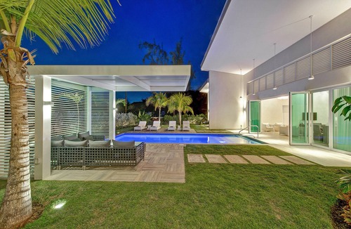 Gibbs Bay Villa | Stunning West Coast Villa minutes from Mullins Beach