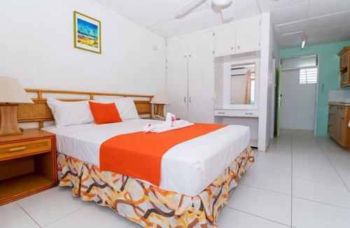 Blue Waters Hotel | Stylish Apartment in Rockley Hills; Scenic Views; Free WiFi; Pool