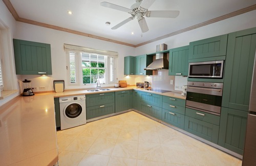 Little Battaleys House | Stylish home, pool, garden, beach club included, short walk to Mullins Beach