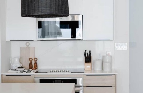 Lower Carlton House | Stylish West Coast 3BR Townhouse Near Beach with Pool