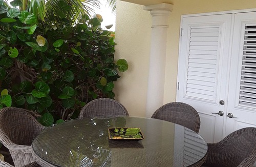 Apple Hall Villa | Sunburst Villa with Ocean View. 5 minutes to the Stunning Bottom Bay Beach.