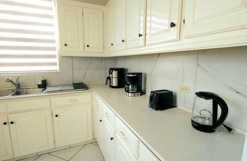 West Coast House | SUNSEEKERS - Spacious, newly renovated family home, close to airport & beach