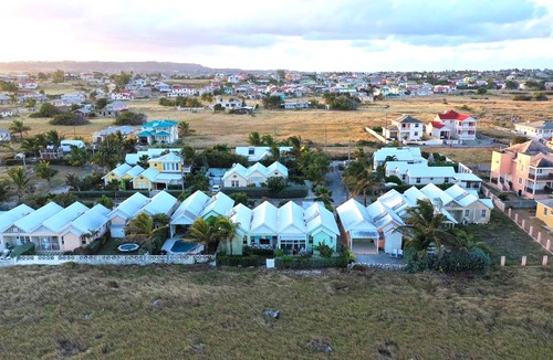 Apple Hall House | The Gem is located a few minutes walk to the gorgeous Bottom Bay Beach