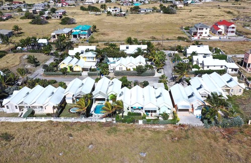 Apple Hall House | The Gem is located a few minutes walk to the gorgeous Bottom Bay Beach