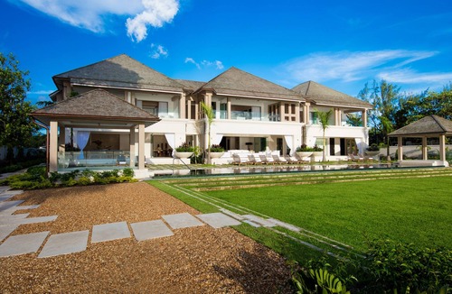 Little Battaleys House | This beacfront villa is striking and stylish, Contemporary and beautifully designed and furnished.