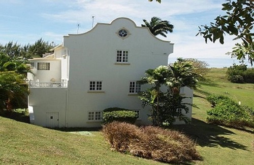 Lead Vale House | Townhouse with Communal Pool and Tennis Court in Blissful Setting.
