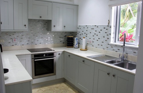 Mullins House | Tradewinds, villa with sea views & pool, 1min walk to beach.