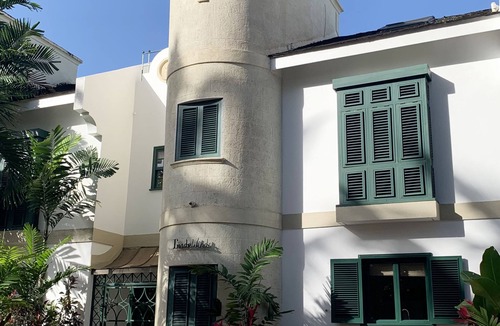 Mullins House | Tradewinds, villa with sea views & pool, 1min walk to beach.