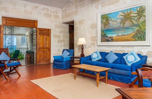 Gibbs Bay House | Traditional Beachfront Style - Clearwater
