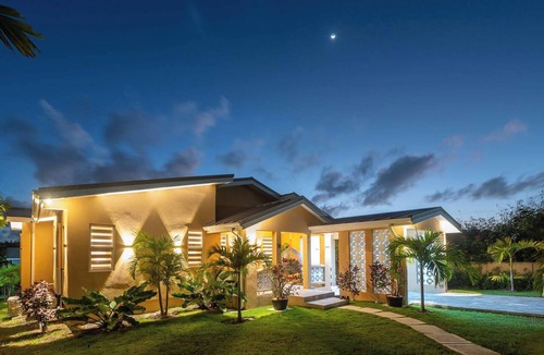 Welches House | Tropical House with Private Pool Near the Ocean