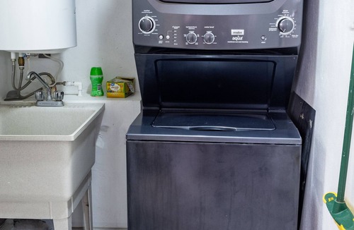 Thombury Hill Apartment | Unique, family-friendly apartment w/access to pool and exercise room