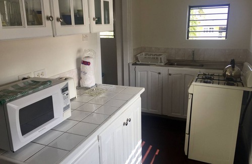 Blue Waters Apartment | Ventnor House Apartments. Spacious and within walking distance to Accra Beach.