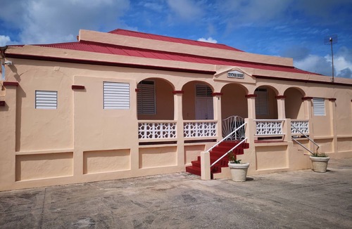Blue Waters Apartment | Ventnor House Apartments. Spacious and within walking distance to Accra Beach.