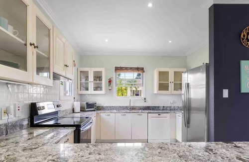 Vuemont House | Vibrant villa with sea view