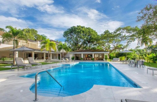 Bowling Alley Hill Villa | Villa Aama
