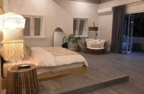 Bowling Alley Hill Villa | Villa Aama