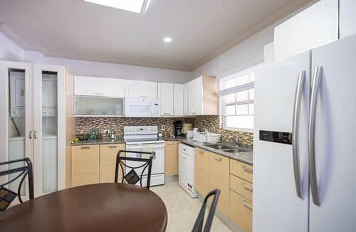 Douglas Apartment | White Sands G4 - Beachfront