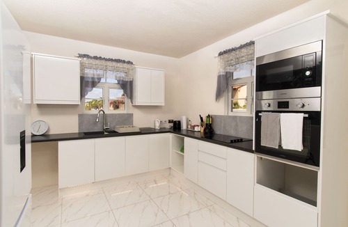 Ealing Park Apartment | Wild Flower Boutique Apartments 🌸n
