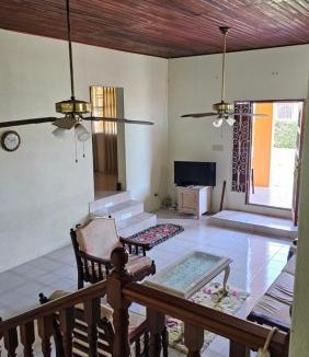 Lascelles House | Wonderful 3 Bedroom Home Close To Everything