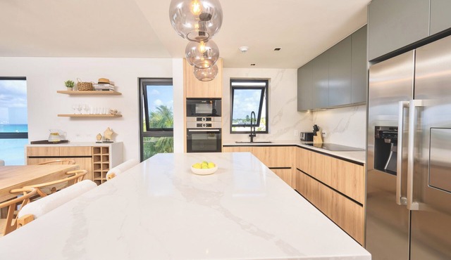 Allure 305: 3BDR Oceanfront Condo with Stunning Rooftop Pool & Beach Chairs in Bridgetown