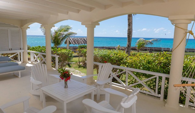 Beachfront De Luxe 1 bedroom apartment in ocean front setting right on the beach in Silver Sands