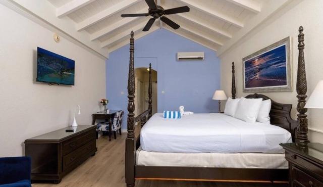 Beachfront Getaway | Experience nightlife in St. Lawrence Gap - 3 Miles in Bridgetown