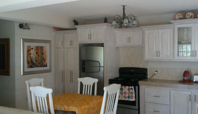 Beautifully appointed 2 bedroom apartment In Paynes Bay, St James in ST JAMES