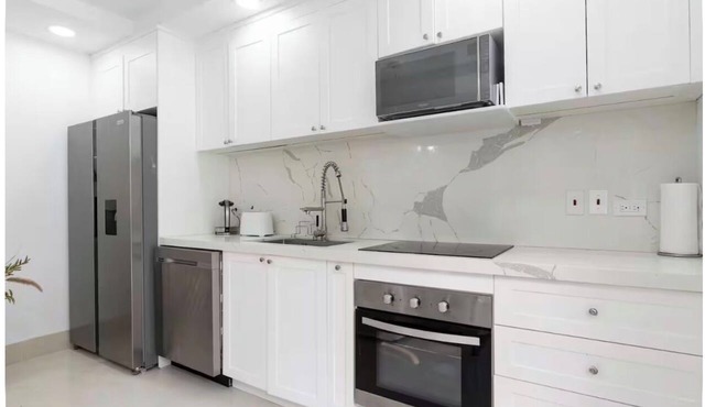 Boutique 3 bedroom apartment near Mullins beach. Tropical gardens swimming pool in Mullins
