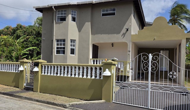Breezy Warm Paradise, Private Parking, Large Backyard and Cozy Patios, Free WIFI in Frere Pilgrim