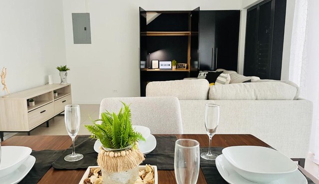 Chic Retreat BB, Bright, Gated 2BR Condo with pool and wifi