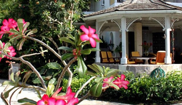 Emerald Beach 1 - Villa Solandra | Beach Front - Located in Exquisite Gibbs Bay with Private Chef Services