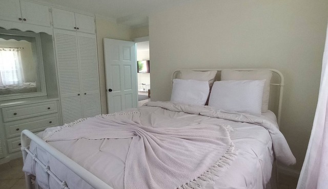 Idyllic serene secure condo minutes from beach & amenities.