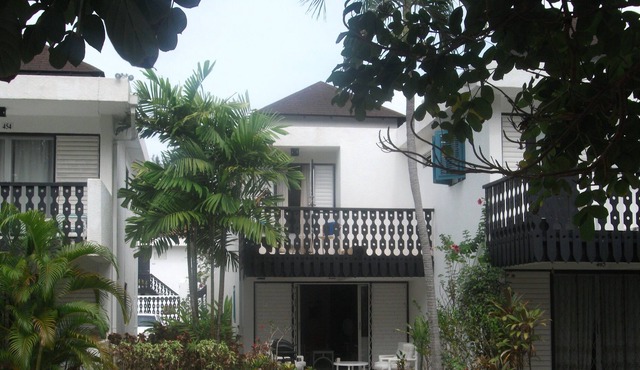 Immaculate townhouse with Pool on Rockley Golf Course