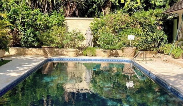 Leamington House 5BR in Little Battaleys