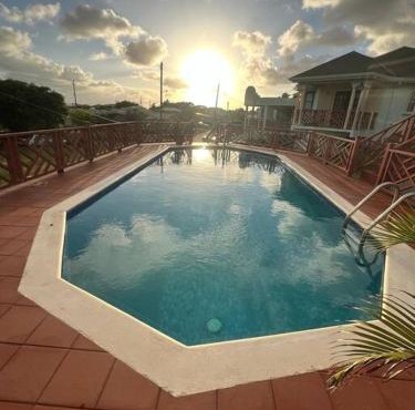Lovely 2 bedroom condo with WiFi in a quiet area, 7-10 minutes away from both the airport and Oistins