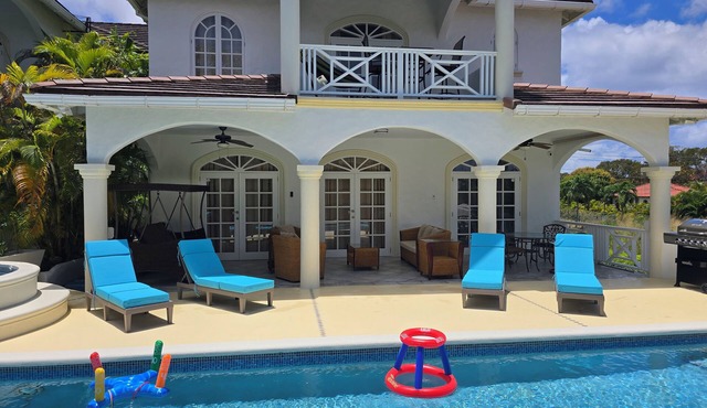 Luxury 5BR/5BTH Villa - Pool. Near Sandy Lane Golf Course and Paynes Bay Beach in HOLETOWN
