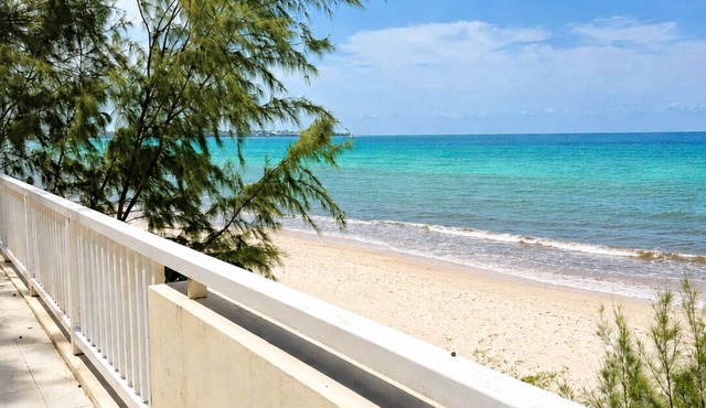 Maxwell Beach Escape 1: Beachfront Apartment & Resort Access in Oistins