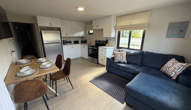 modern 3 bed 1 bath apartment with sofa bed, WIFI, AC & 5 mins walk to beach in Appleby