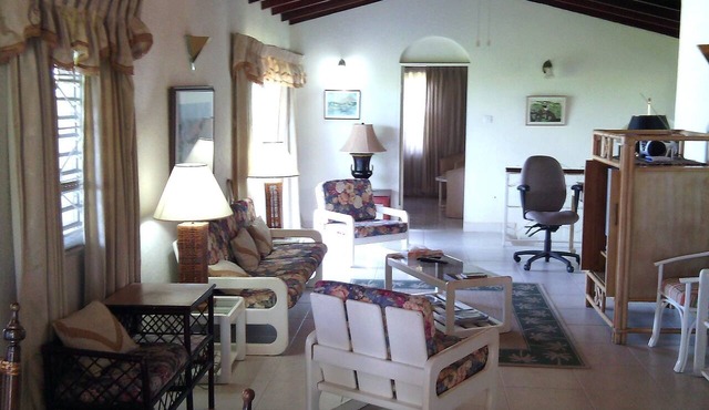 Morris Apartments in Paynes Bay