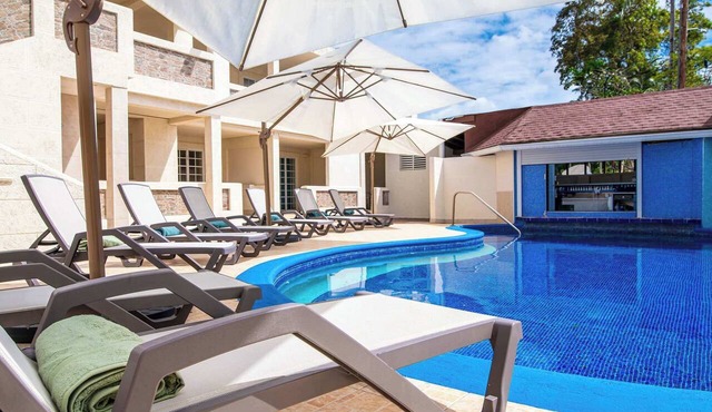 Poolside Studio Near Dover & Turtle Beach w/Pool in Oistins