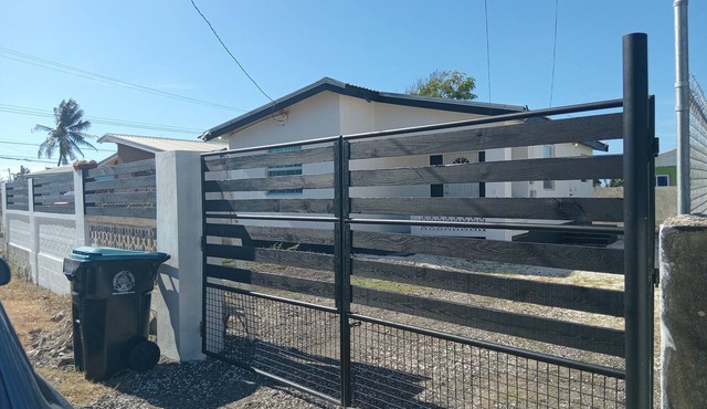 Short walk to beach, nearby supermarket, close to Oistins and other attractions. in Silver Sands